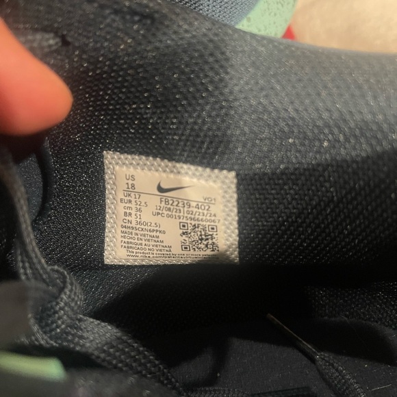 Nike Blue and Green Sneakers with Secure Lace-Up Design and Comfortable Padding - Picture 8 of 8